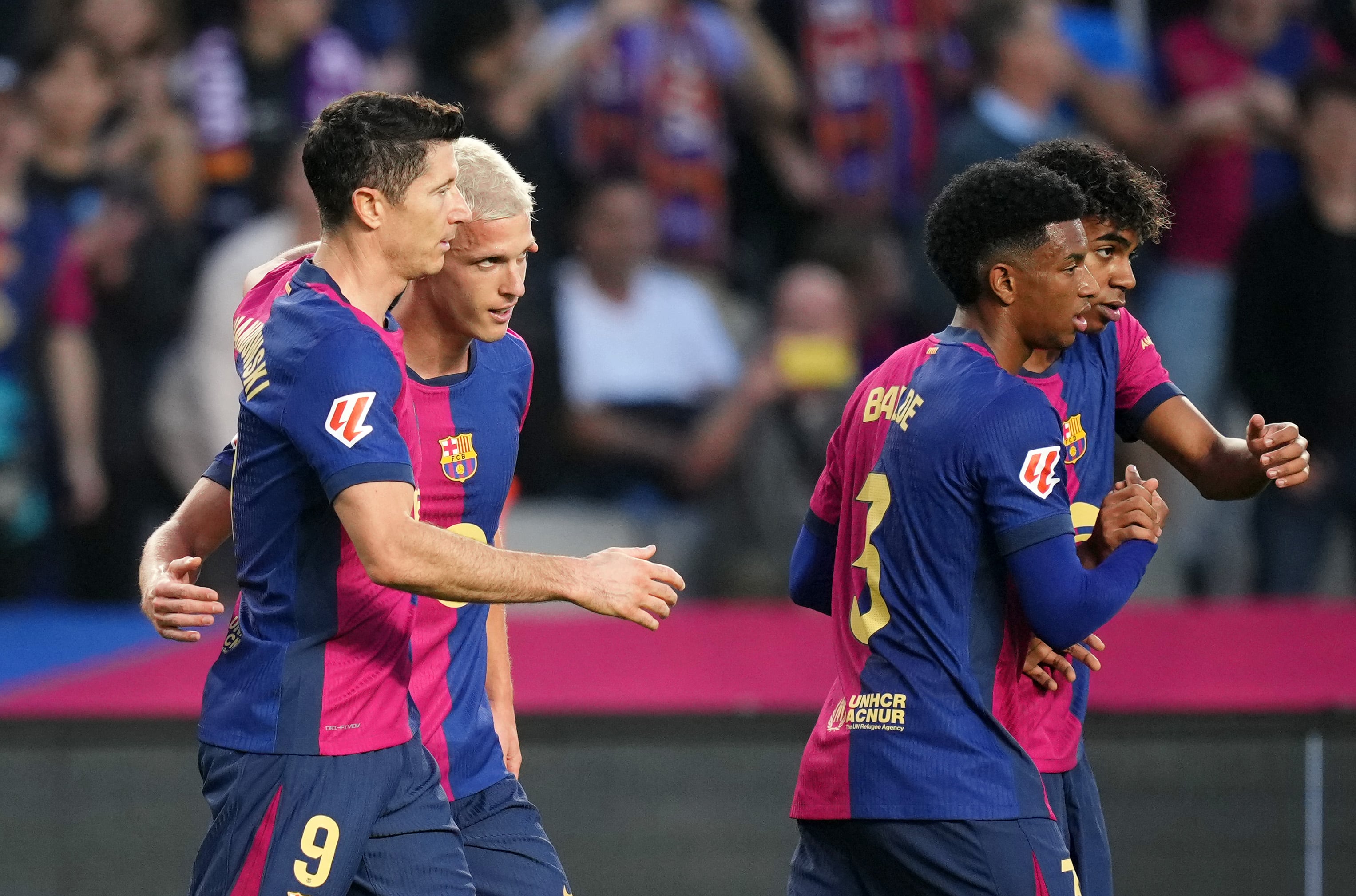 Dani Olmo celebra su segundo tanto en el FC Barcelona - RCD Espanyol