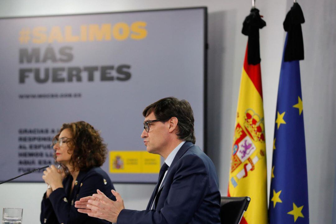 La ministra de Hacienda y portavoz del Gobierno, María Jesús Montero, y el ministro de Sanidad, Salvador Illa, durante la rueda de prensa posterior a la reunión del Consejo de Ministros extraordinario este viernes en Moncloa. 