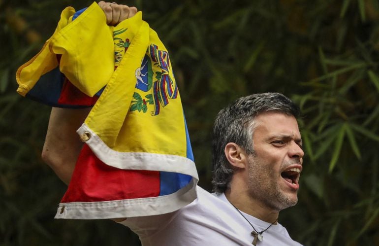 El opositor venezolano Leopoldo López saluda a seguidores