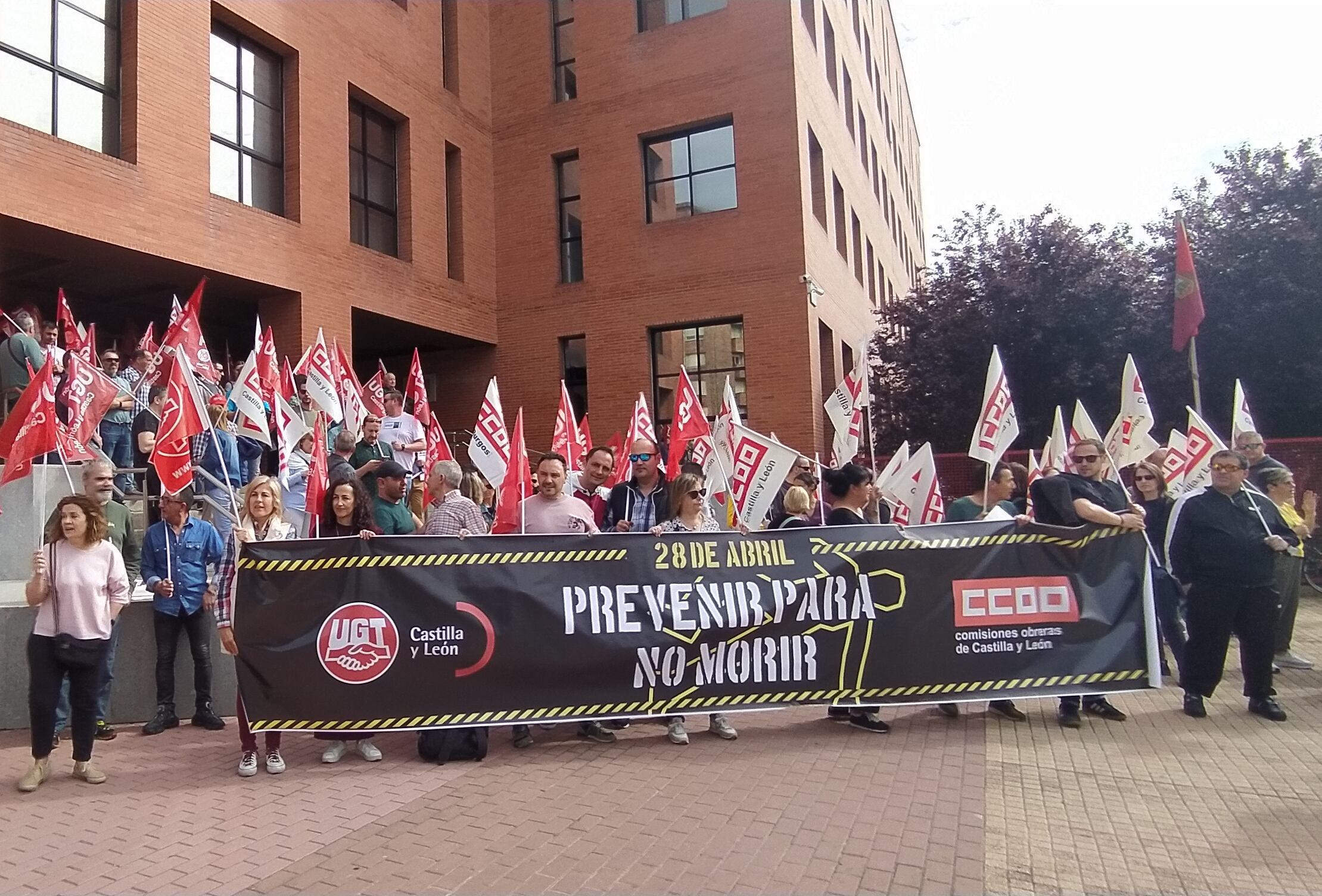 UGT y Comisiones Obreras se han concentrado ante la Junta en Burgos para denunciar la elevada siniestralidad laboral