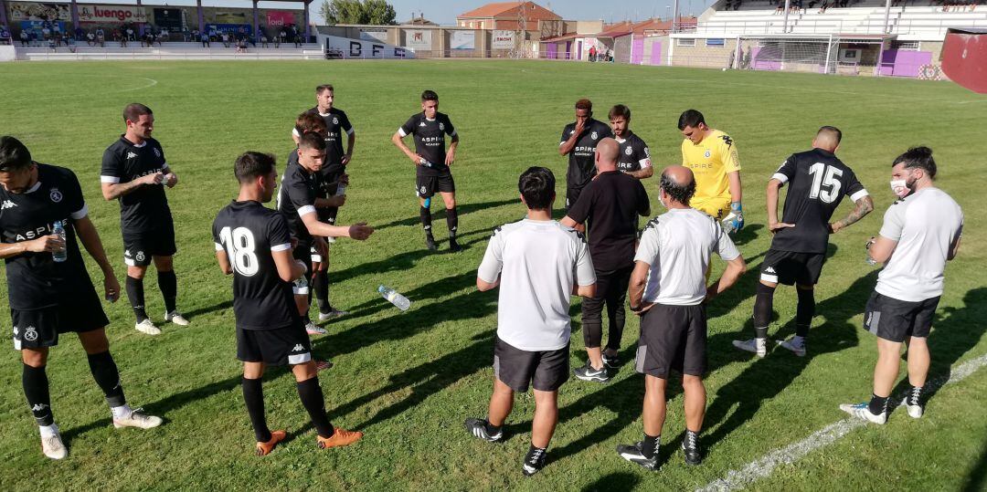 Cabello se dirige a sus jugadores en La Llanera