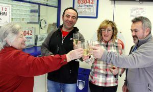 Alguns dels premiats celebren amb altres veïns a Cervera, un cinquè premi