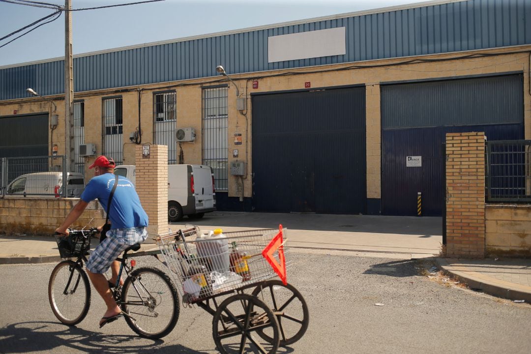 La puerta cerrada de la empresa Magrudis, con sede en Sevilla