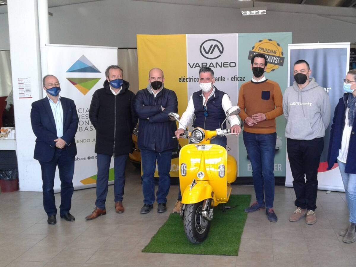 Los empresarios de Barbastro cierran la campaña de Navidad con la entrega de una moto eléctrica