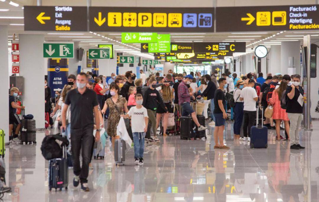 Viajeros en la terminal de llegadas del aeropuerto de Palm