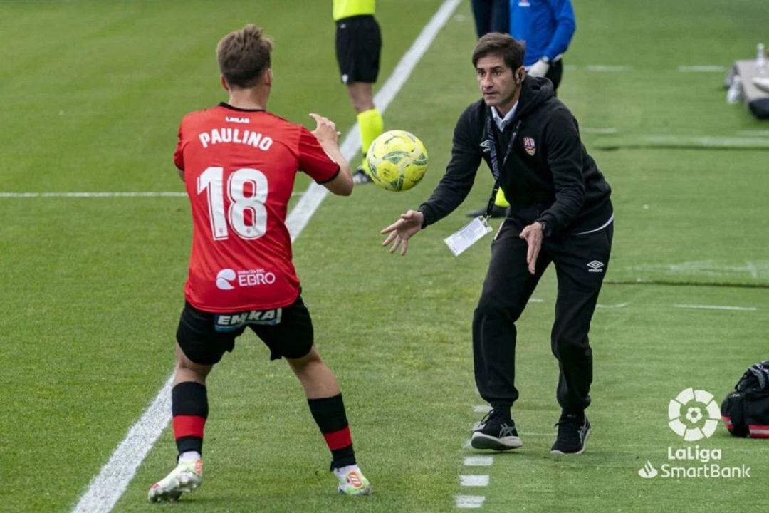 Pineda, conectado por pinganillo con el palco, dirigió al equipo a pie de campo.