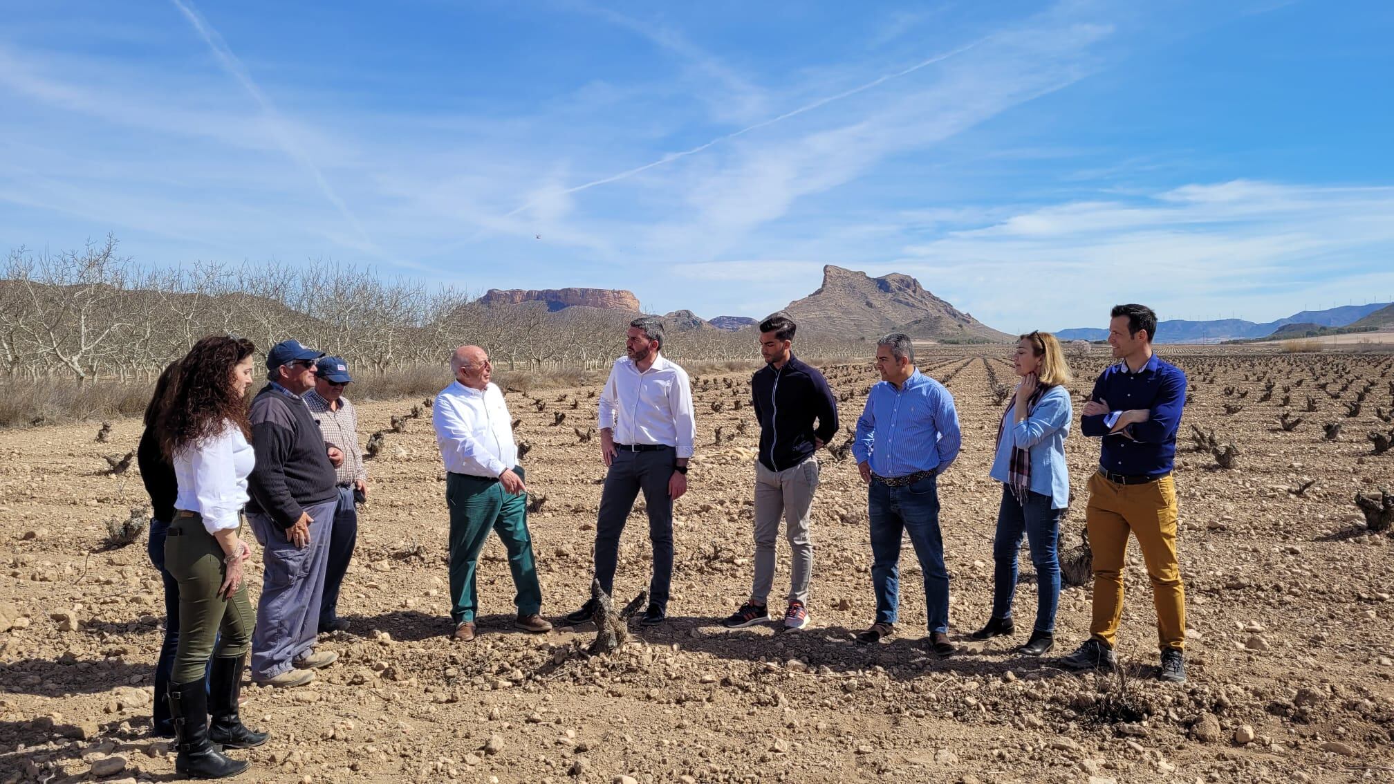 El consejero de Agricultura durante su visita a un viñedo de Jumilla