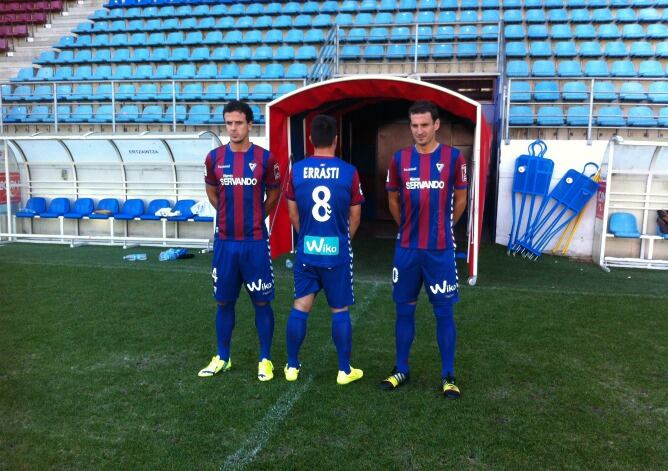 Añibarro, Errasti y Arruabarrena, los tres capitanes del Eibar, posan con la equipación armera con el nuevo patrocinador.