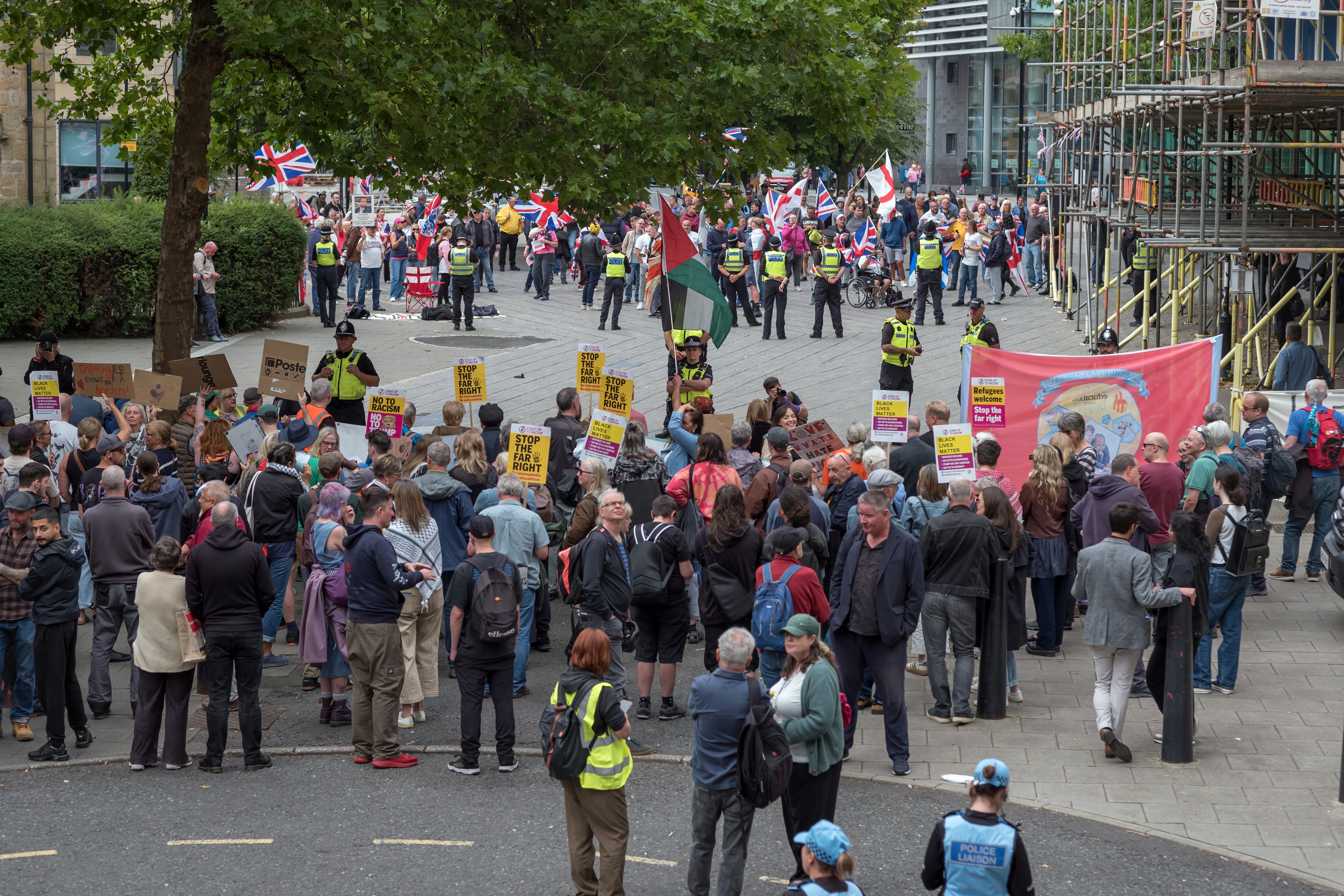 Contramanifestaciones y protestas contra los inmigrantes en hoteles de Newcastle