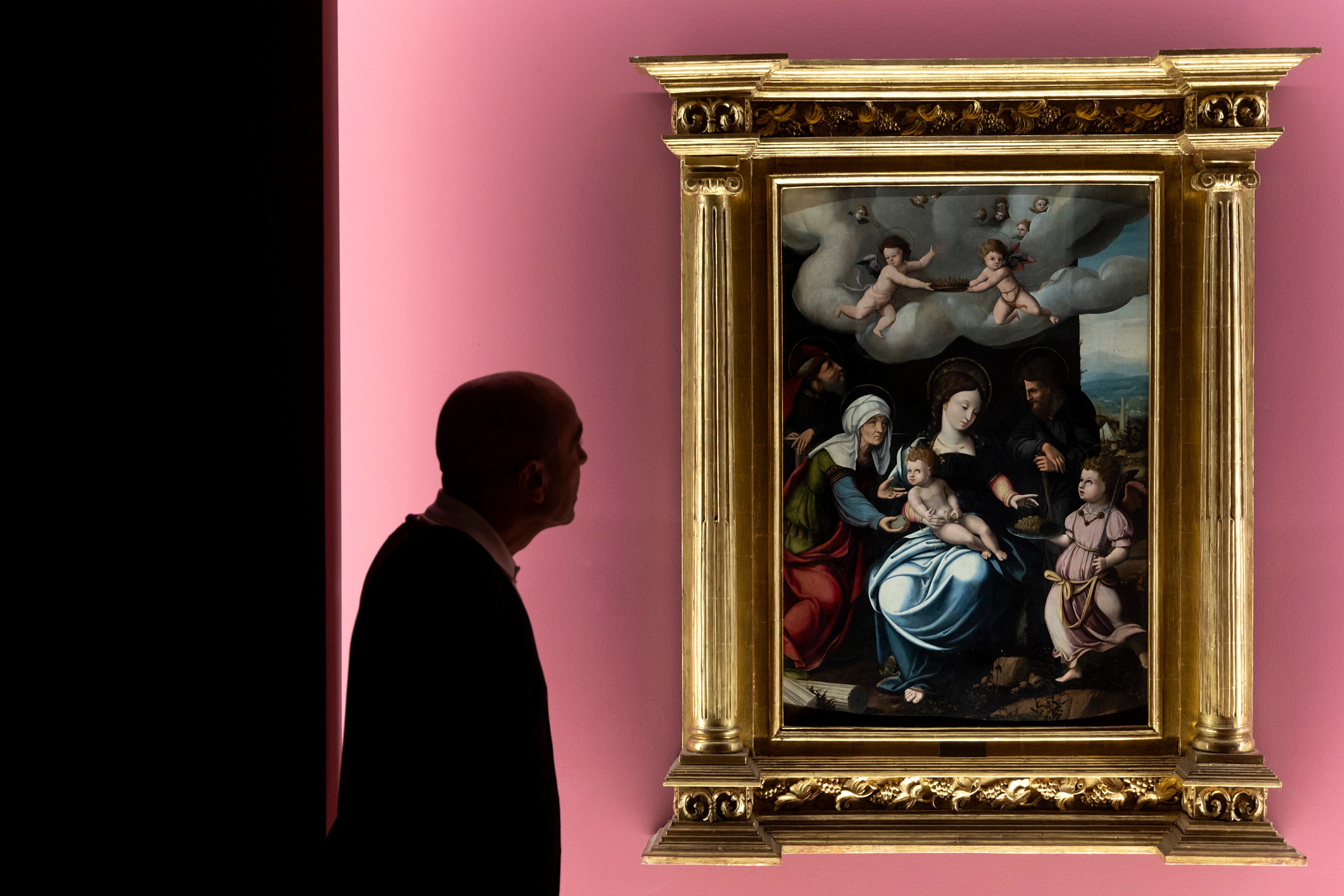 MÁLAGA, 01/02/2024.- Una persona observa la obra 'La sagrada familia' de Jan Van Scorel, durante la inauguración de la exposición 'Vino. Arte y símbolo" en el Centro Cultural Fundación Unicaja de Málaga. EFE/Daniel Pérez