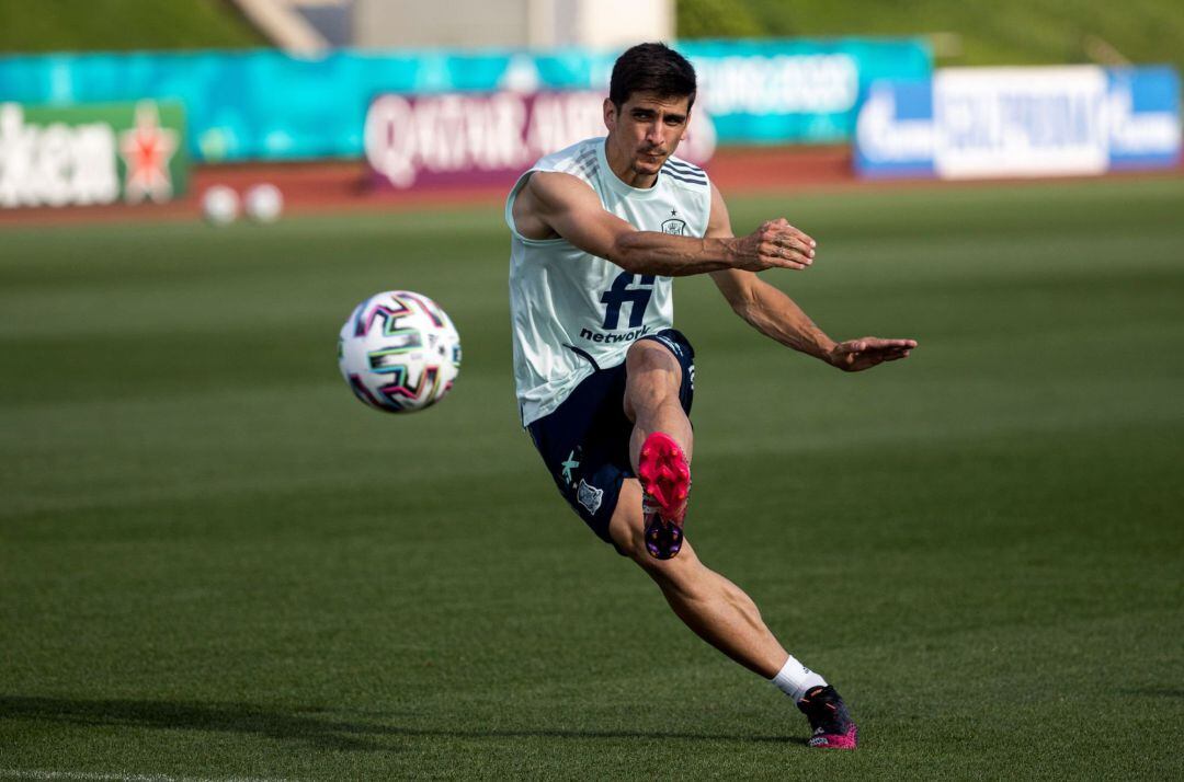 El jugador de la selección española de fútbol Gerard Moreno, durante el entrenamiento celebrado este miércoles en la Ciudad del Fútbol en Las Roza, en Madrid. 