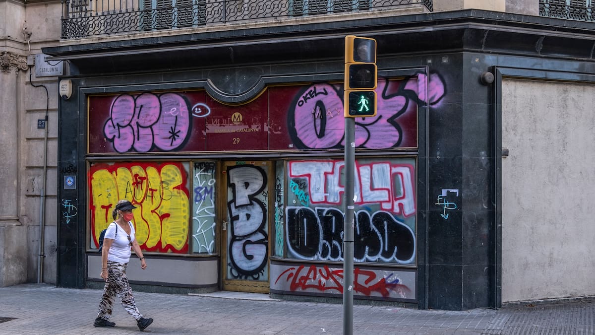 Desde pequeñas trampas hasta arte callejero: las iniciativas vecinales que exigen límites al turismo de masas