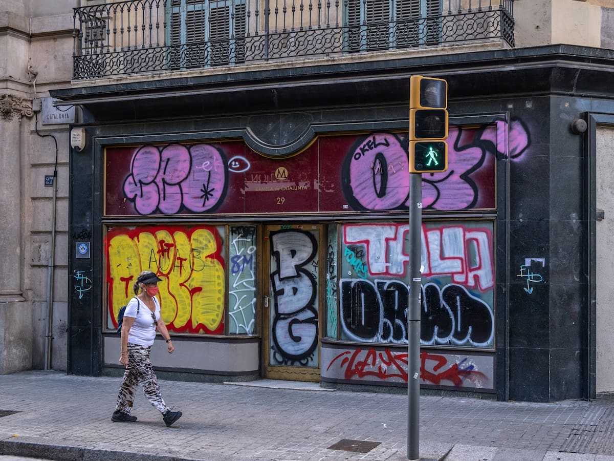 Desde pequeñas trampas hasta arte callejero: las iniciativas vecinales que exigen límites al turismo de masas