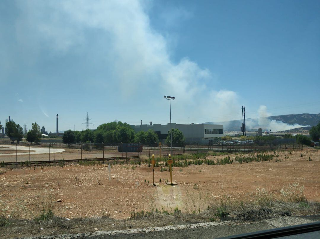 Humareda del incendio vista  desde las inmediaciones de la biorrefinería Clamber