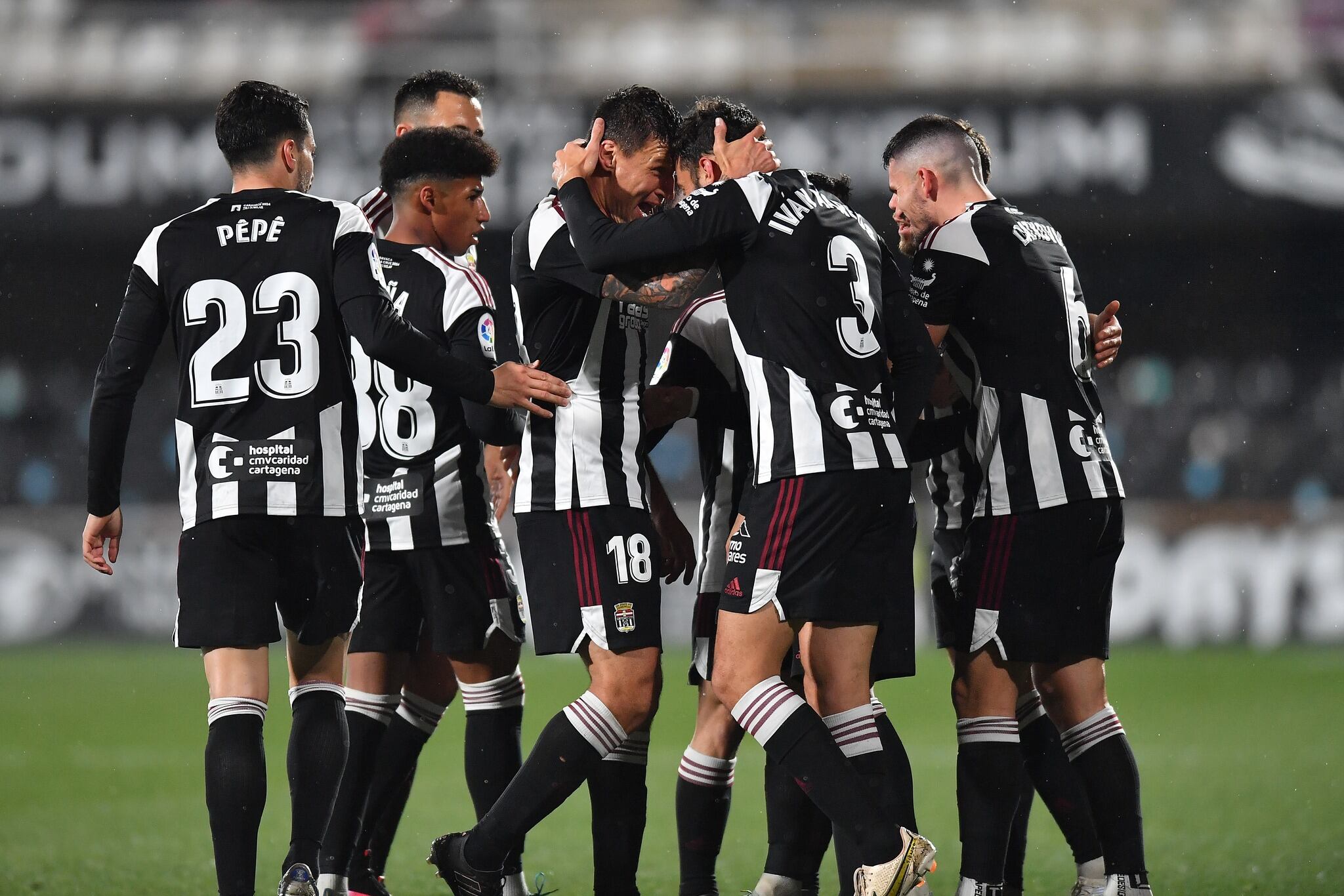 La plantilla albinegra celebra el segundo gol al Oviedo