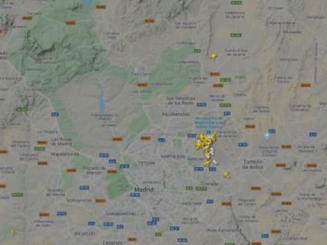 Aviones sobrevolando el Aeropuerto Adolfo Suárez Madrid-Barajas que no pueden tomar tierra por la presencia de drones.