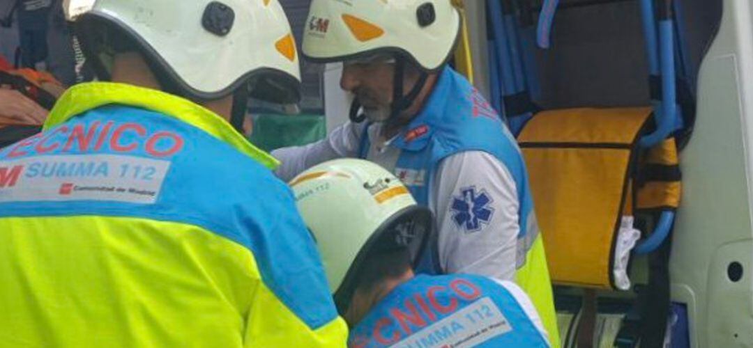 Los sanitarios del SUMMA trabajando en el lugar del accidente