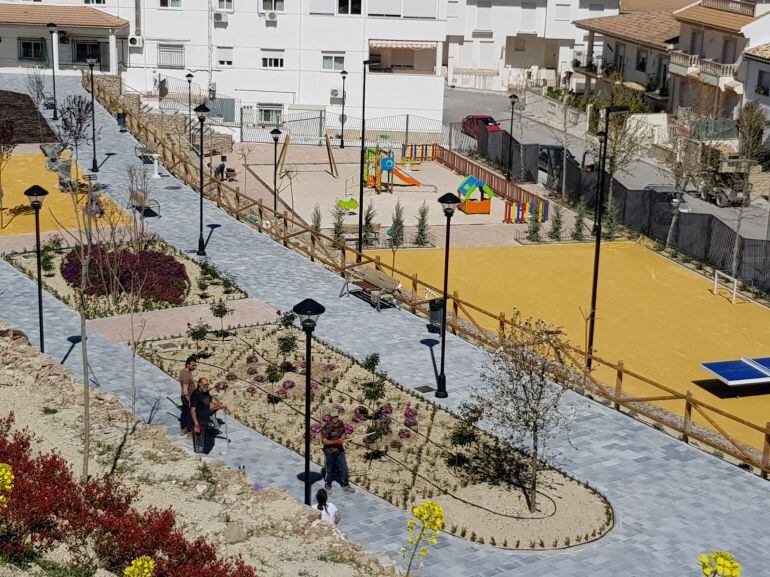 El parque Clara Campoamor de Quesada diferencia dos zonas una para niños y otra para mayores