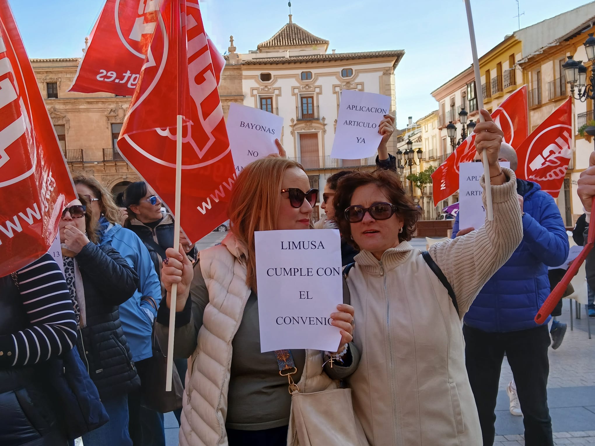 Limpiadoras de Limusa protestan frente al ayuntamiento de Lorca