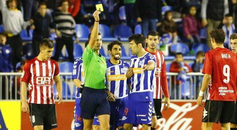El colegiado Areces Franco sacó demasiadas tarjetas.