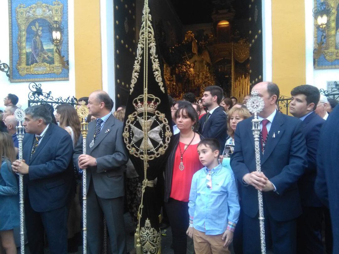 El estandarte de la Hermandad de Montesión recibe a una de las cofradías que discurren ante su capilla en Semana Santa