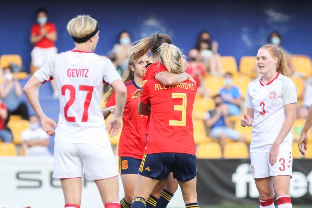 Jugadoras de la selección española femenina de fútbol celebrando un gol ante las jugadoras de Dinamarca