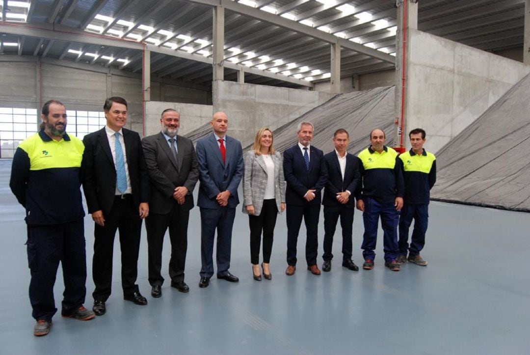 La consejera de fomento, Marifrán Carazo, visita el puerto de Motril