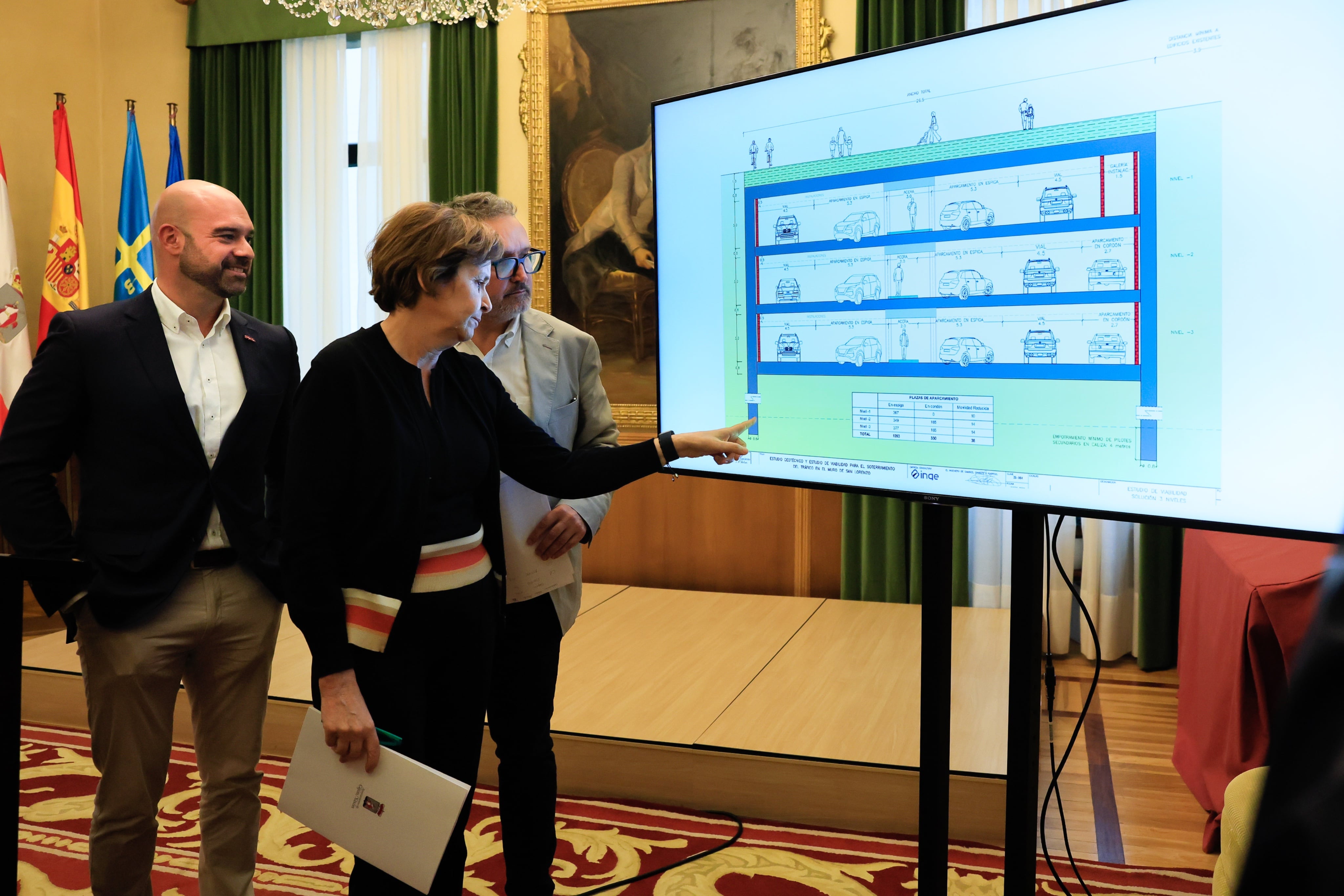 La alcaldesa junto a concejales del Gobierno en la presentación del estudio sobre el coste del soterramiento del Muro de San Lorenzo.