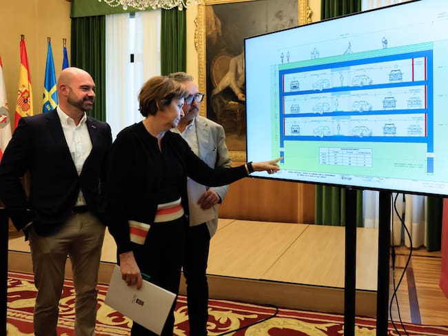La alcaldesa junto a concejales del Gobierno en la presentación del estudio sobre el coste del soterramiento del Muro de San Lorenzo.