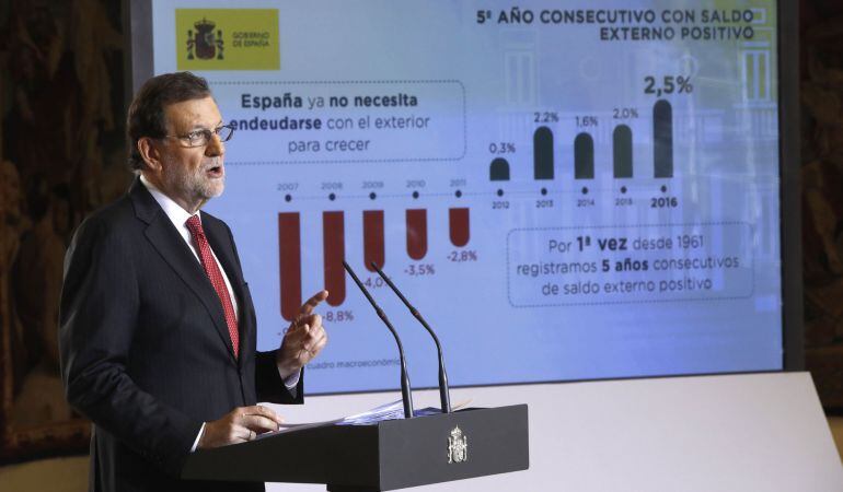 El presidente del Gobierno, Mariano Rajoy, durante la rueda de prensa que ha ofrecido en el Palacio de la Moncloa para hacer balance del año y exponer sus perspectivas para 2017. 