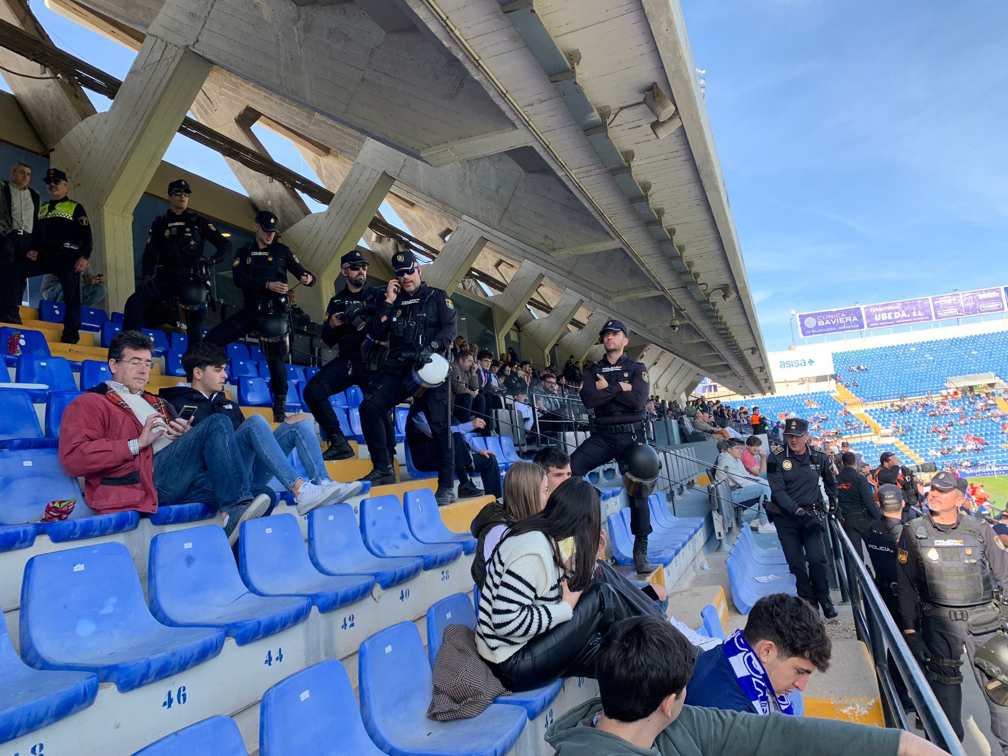 La Policía acordona el palco después de que varios aficionados hayan increpado a la directiva. Foto: Juan Antonio García