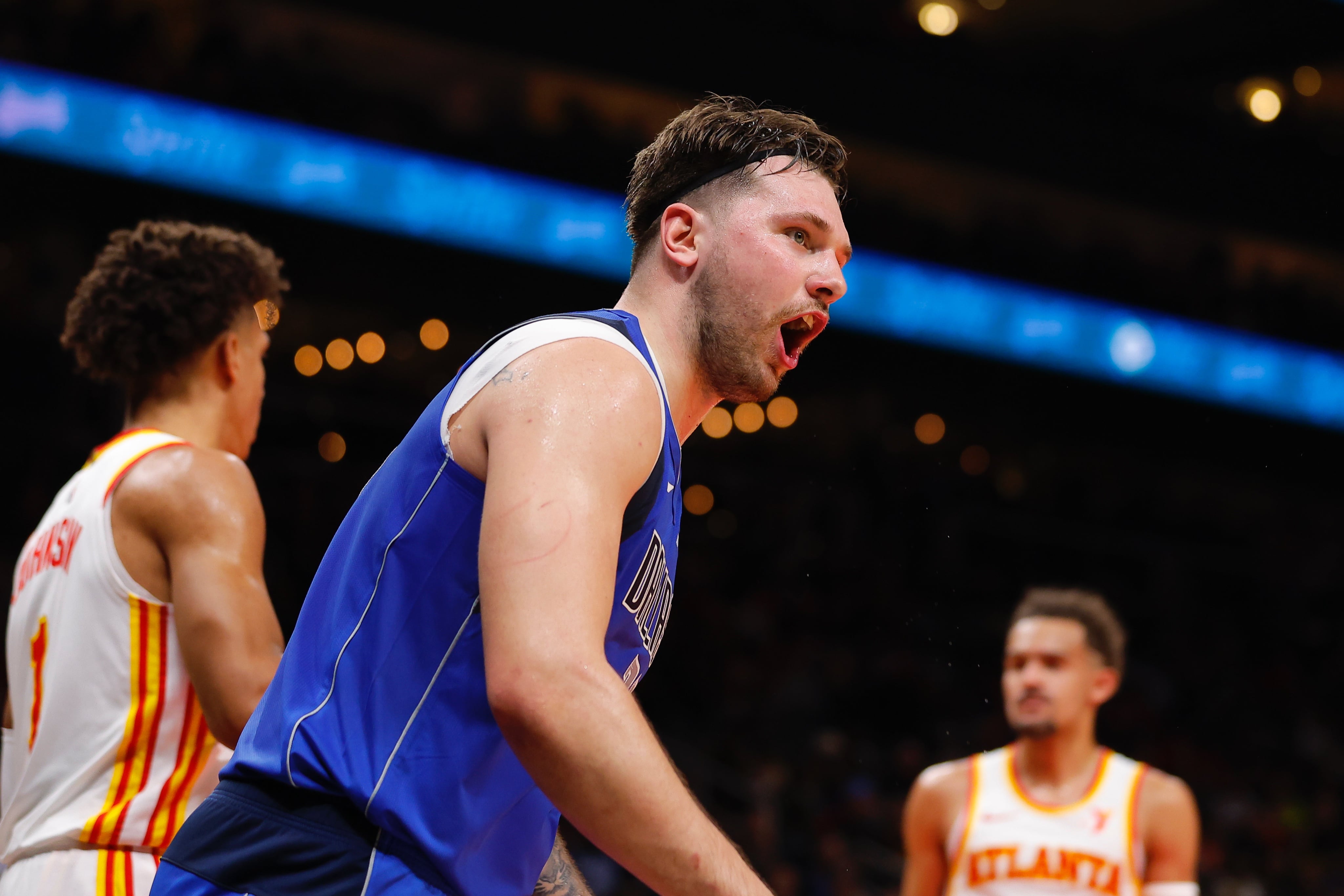 Luka Doncic celebra un triple.