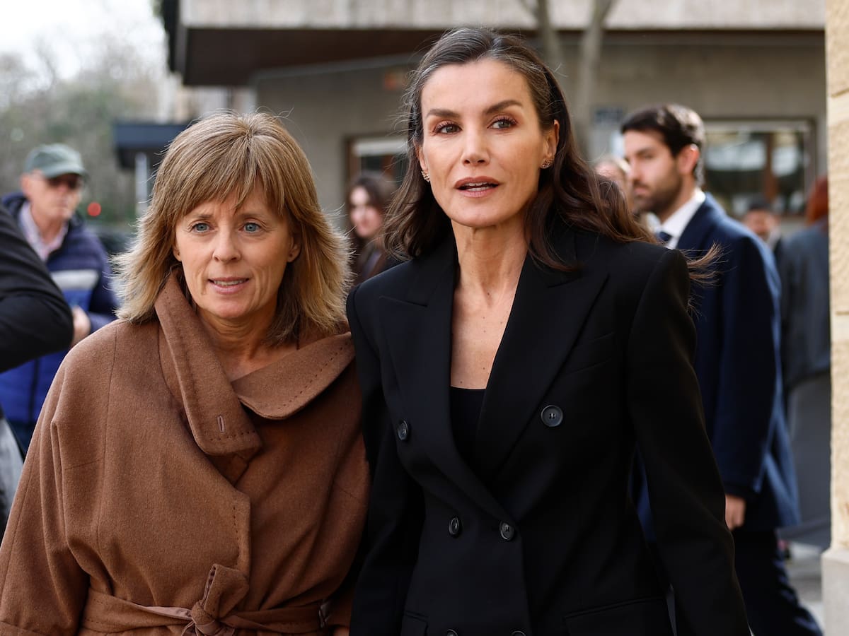 La reina Letizia visita la capilla ardiente de Fernando Ónega: "Me ha acompañado toda la vida"