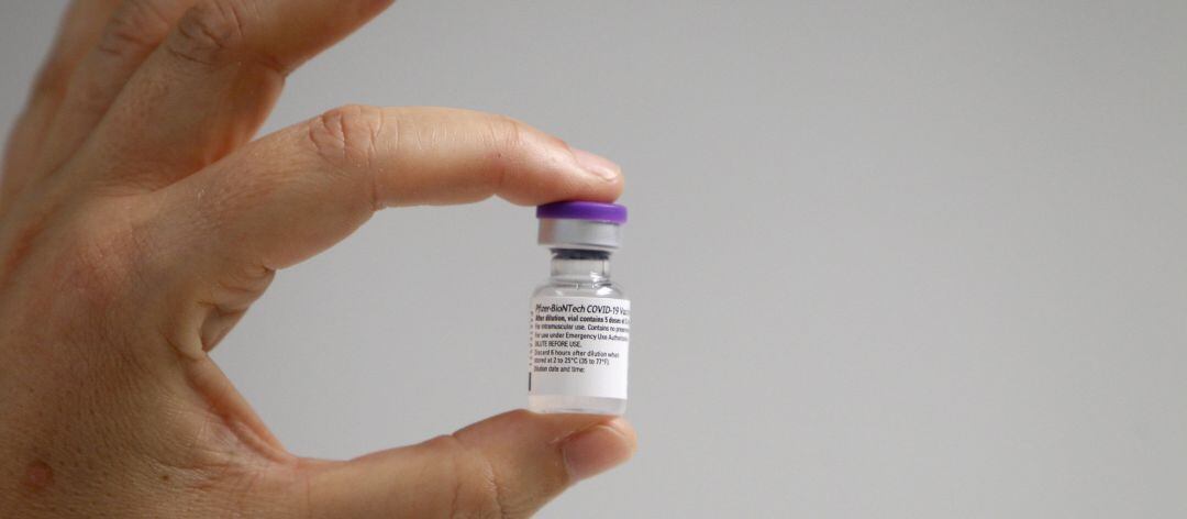 Archivo - Una enfermera muestra la vacuna Pfizer-BioNtech contra el COVID-19.