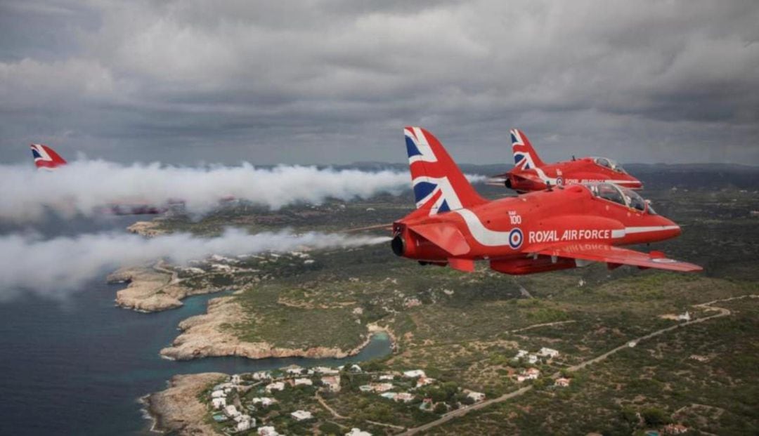 Los Red Arrows sobrevolaronla costa de Sant Lluís para su exhibición aérea.