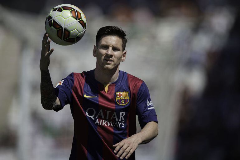 CORDOBA, SPAIN - MAY 02:  Lionel Messi of FC Barcelona holds the ball during the La Liga match between Cordoba CF and Barcelona FC at El Arcangel stadium on May 2, 2015 in Cordoba, Spain.  (Photo by Gonzalo Arroyo Moreno/Getty Images)