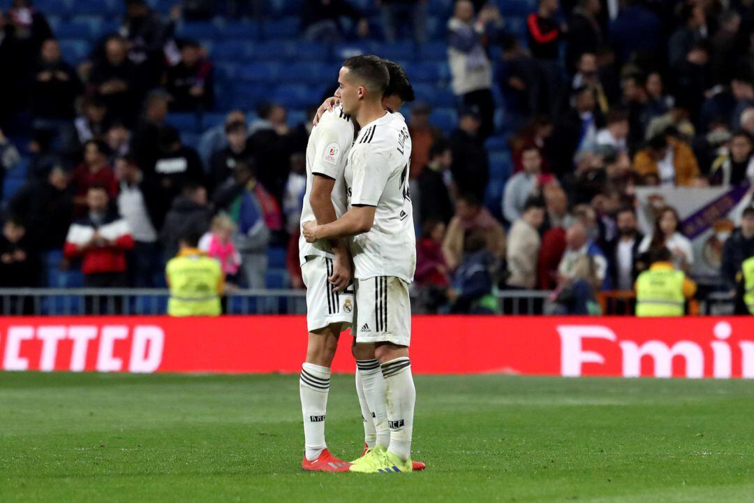 Lucas Vázquez consuela a Reguilón. 