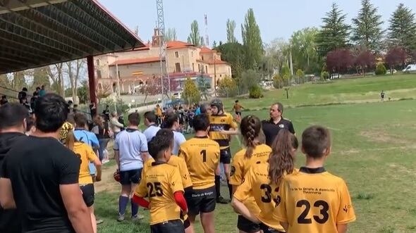 Una acción de juego de unos de los equipos invitados al Virgen de las Viñas