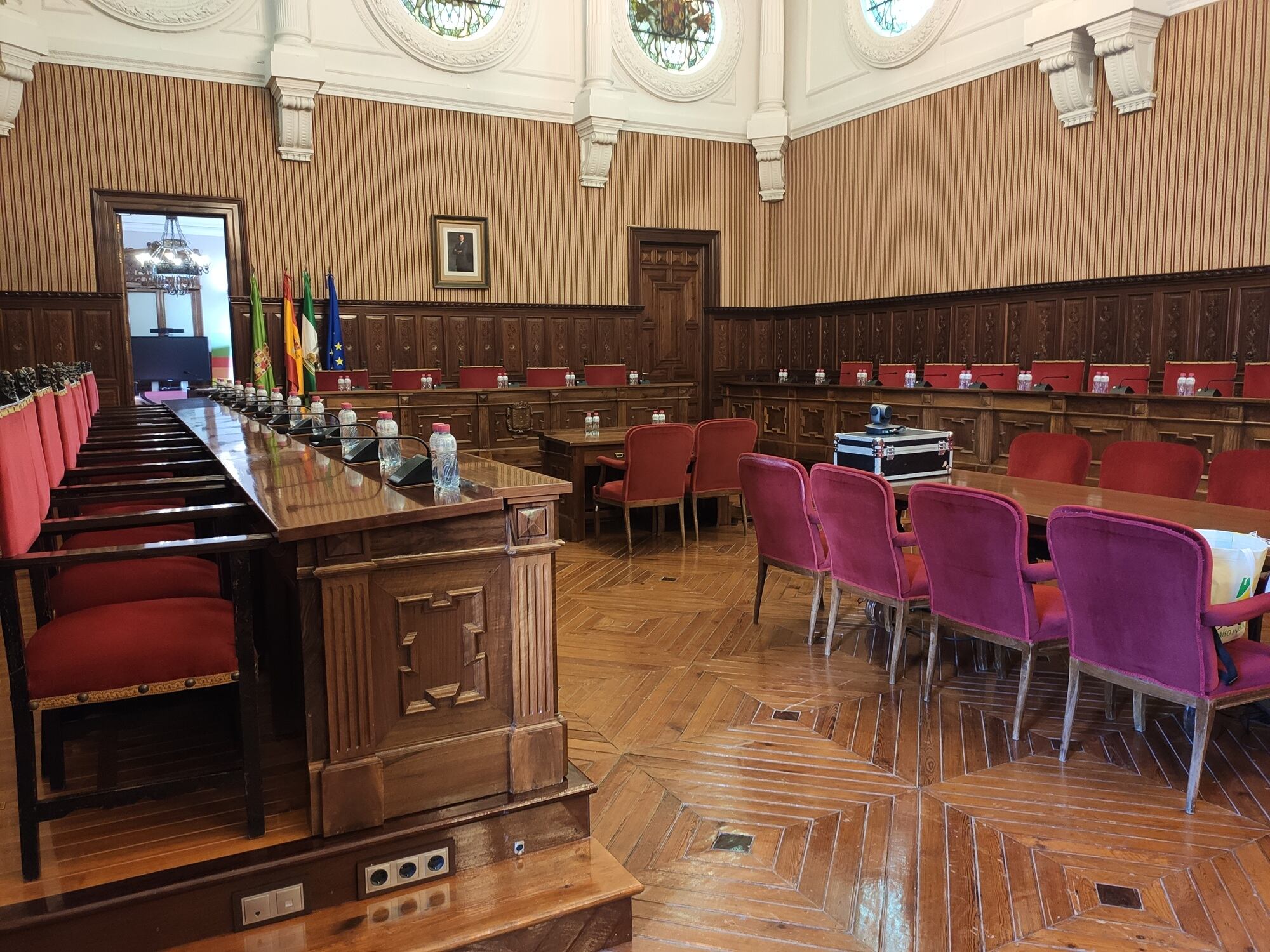 Salón de plenos en la Diputación Provincial de Jaén.