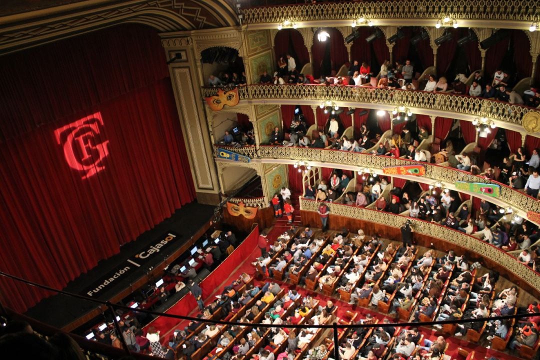 Imagen del interior del Gran Teatro Falla en una función de Carnaval