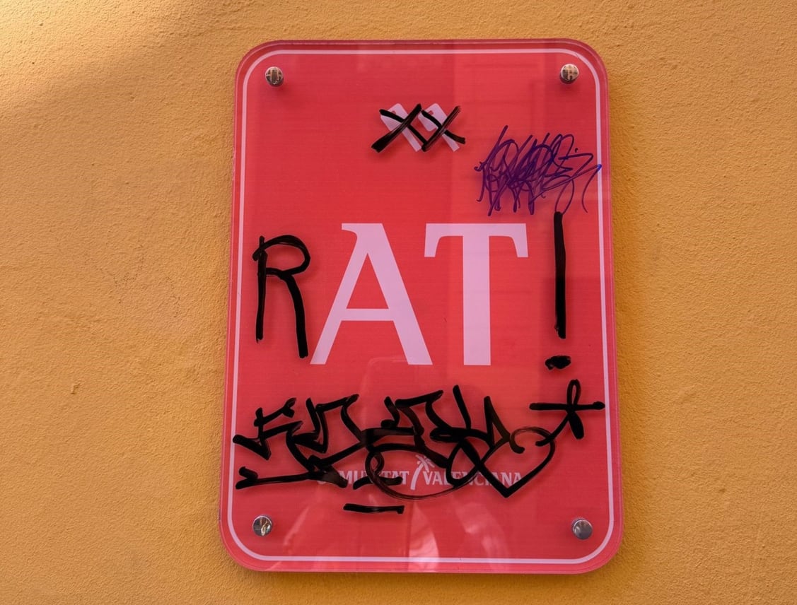 Pintada en un cartel de apartamento turístico de València