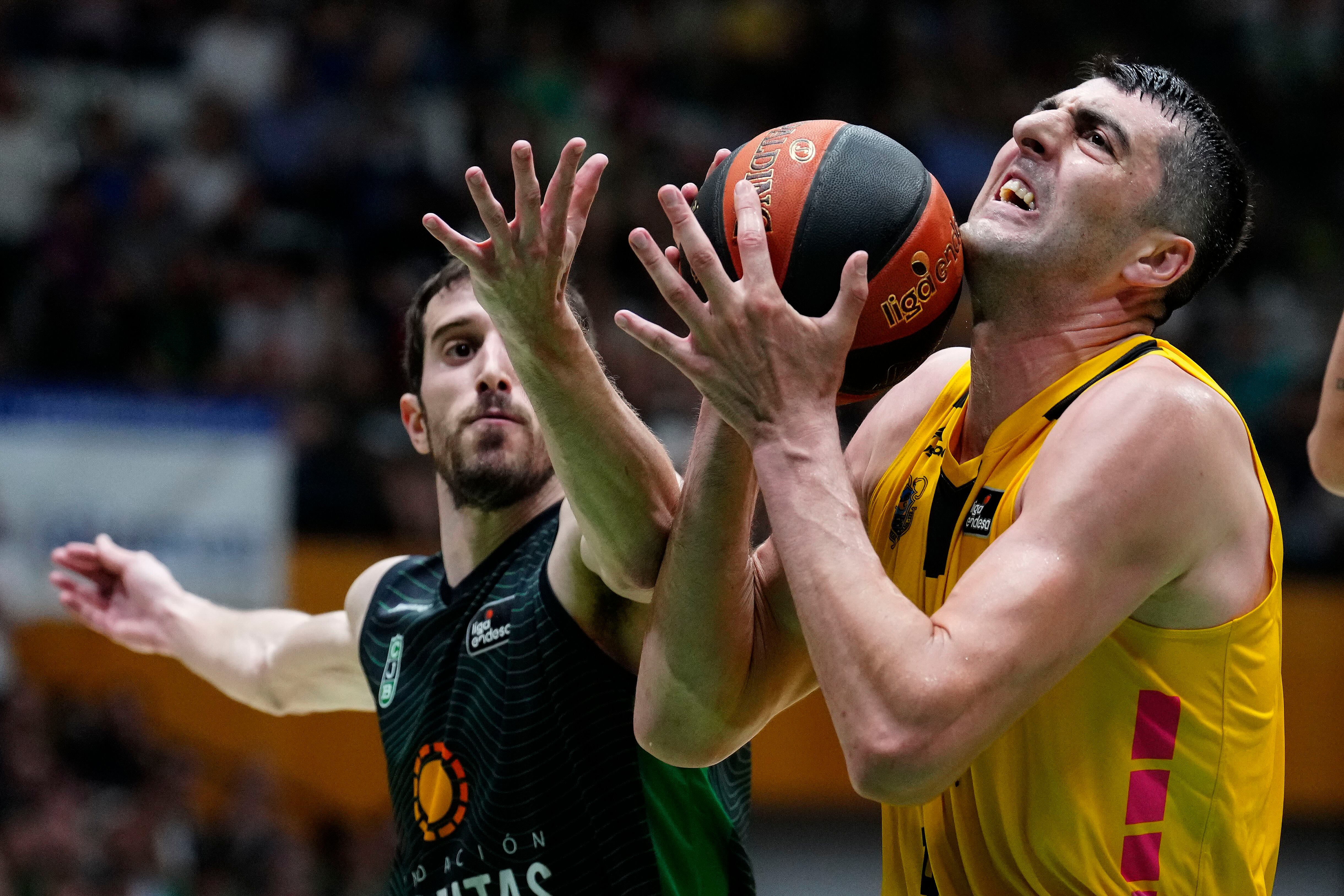 BADALONA , 26/05/2022.- El pivot georgiano de Lenovo Tenerife, Giorgio Shermandini (d), con el balón ante jugador del Juventut, Guillem Vives, durante el primer partido correspondiente a los playoffs de la Liga Endesa disputado este jueves entre el Club Joventut Badalona y Lenovo Tenerife en Badalona. EFE/ Enric Fontcuberta

