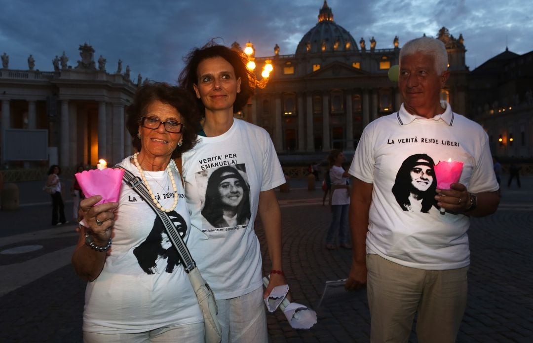 Maria Orlandi, en la parte izquierda, sujeta una vela en una concentración que pide justicia para su hija