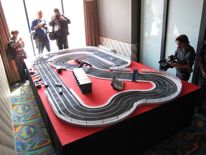 Los jugadores españoles tienen una sala entera para jugar al Scalextric