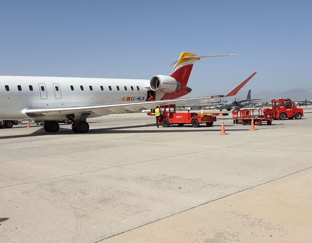 Foto de archivo de uno de los aviones de Iberia en la pista del Aeropuerto de Granada-Jaén