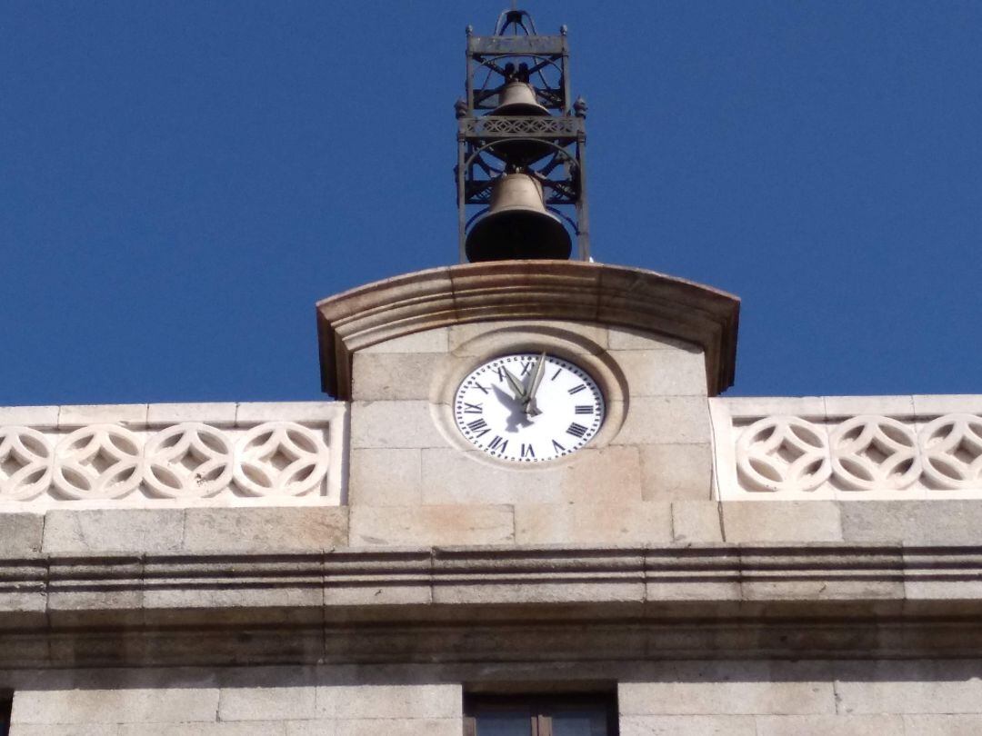 Reloj de edificio del Ayuntamiento parado indicando las once