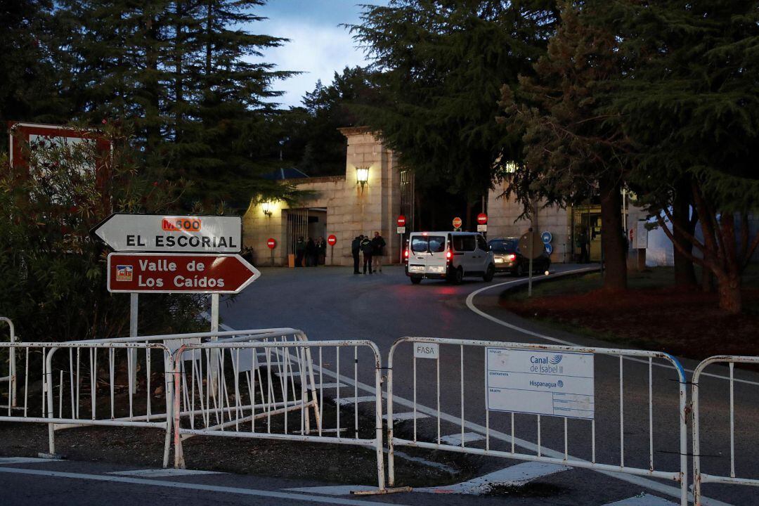 Vista de una furgoneta funeraria a la entrada del Valle de los Caídos de donde serán exhumados los restos de Francisco Franco y trasladados al cementerio de El Pardo-Mingorrubio para su reinhumación.