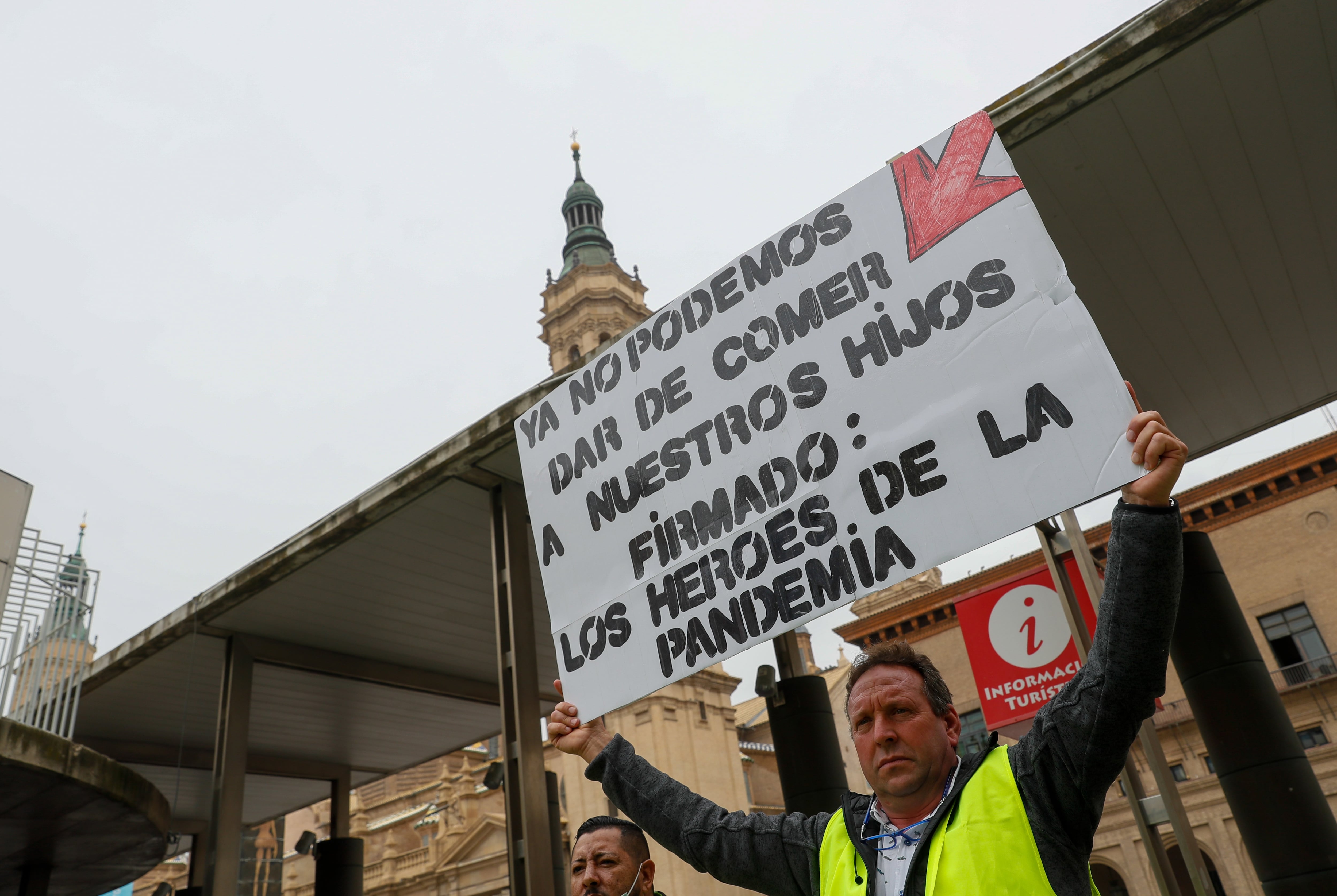 La Asociación Empresarial de Transportes Discrecionales de Mercancías de Aragón (Tradime) ha convocado una concentración este miércoles en varios puntos del país en el marco del paro indefinido convocado en protesta por el incremento del precio de los carburantes. EFE/Javier Cebollada