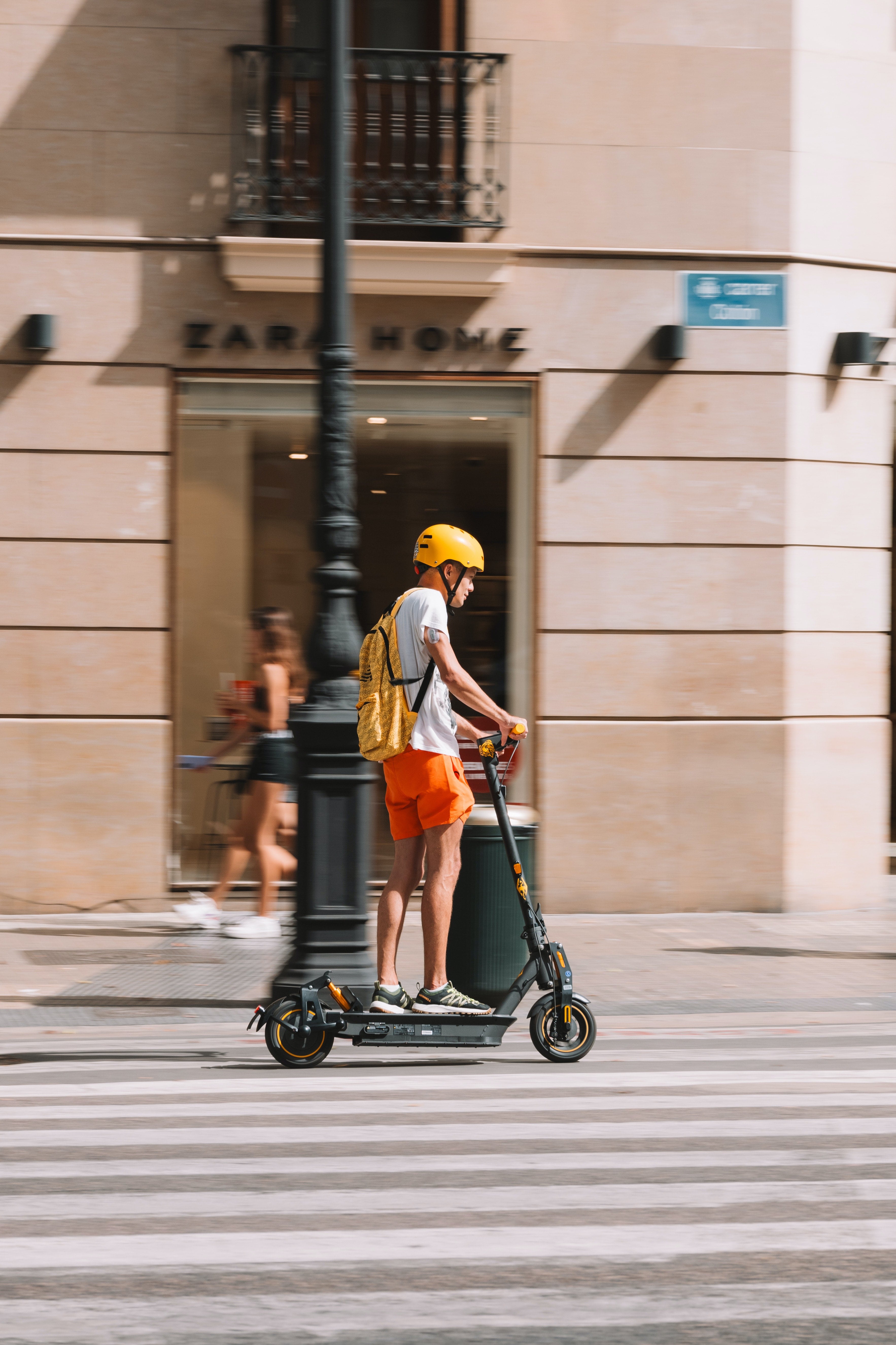 Un usuario en patinete eléctrico.