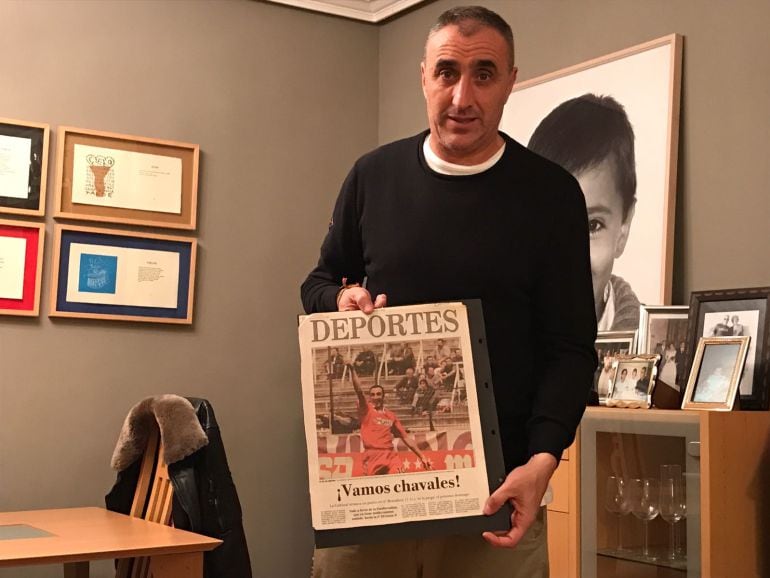 Ballesteros muestra las crónicas del partido de su gol en el Bernabéu